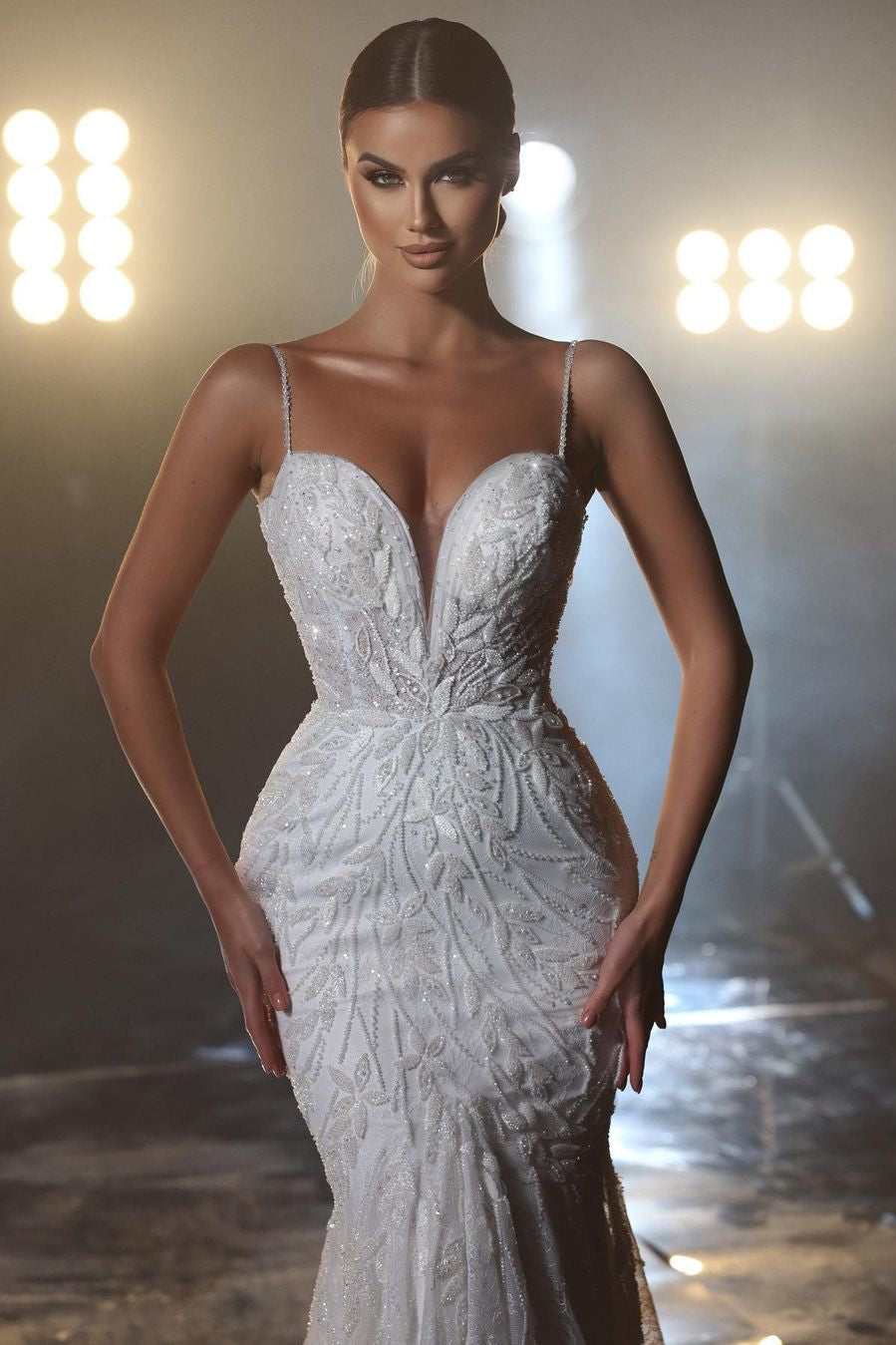 Vestido de Noiva Longo de Estilista Com Decote em V e Alças Finas de Espaguete e Renda