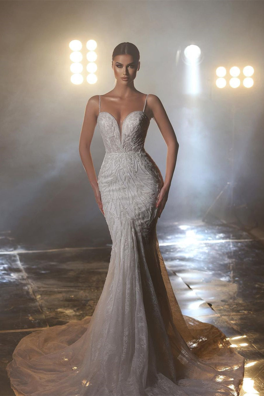 Vestido de Noiva Longo de Estilista Com Decote em V e Alças Finas de Espaguete e Renda