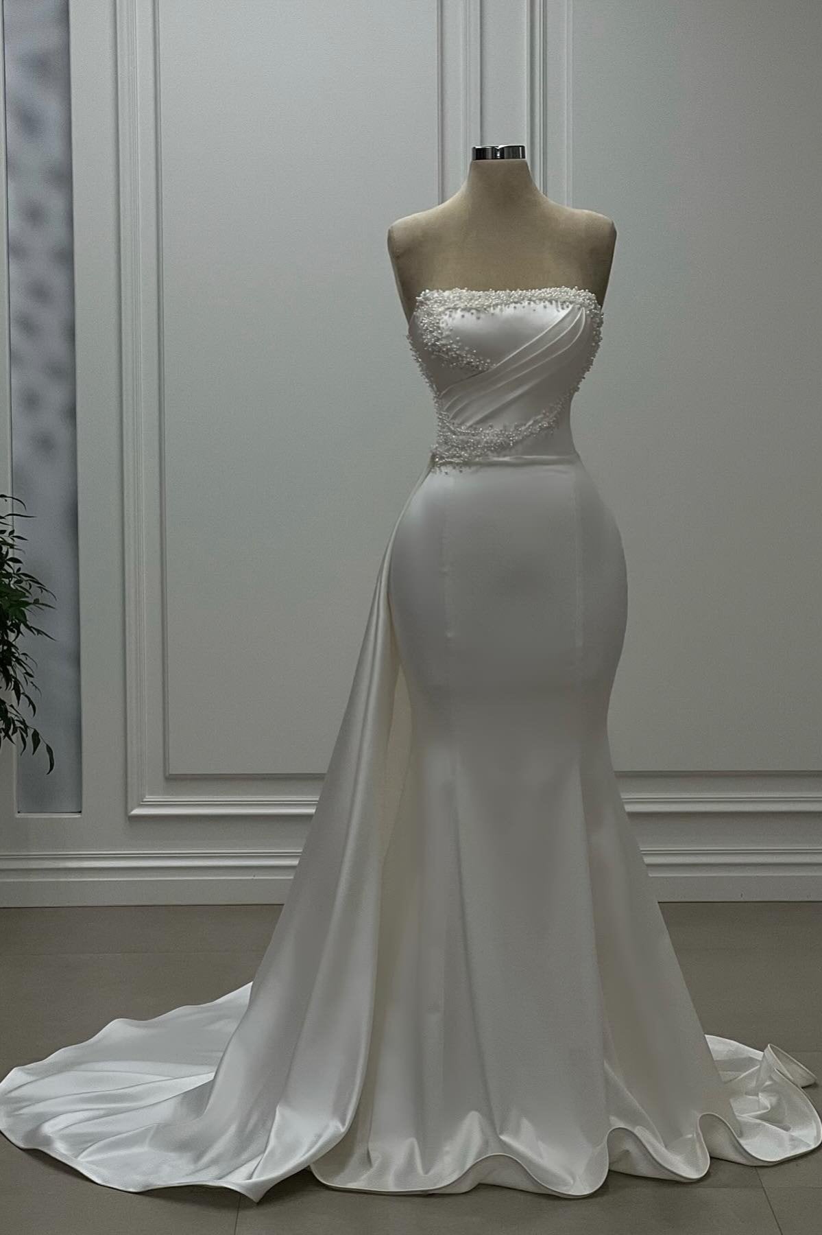 Designer Meerjungfrau Satin Trägerlos Ärmellos Elfenbein Brautkleid mit Perlenstickerei