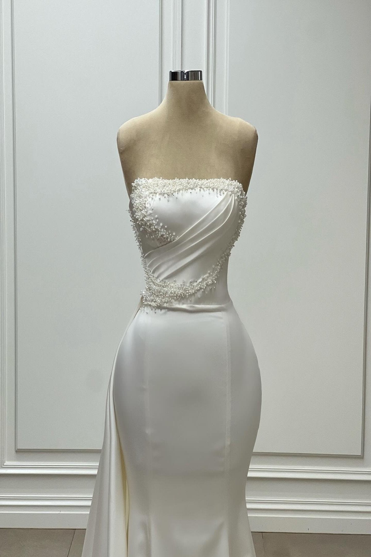 Designer Meerjungfrau Satin Trägerlos Ärmellos Elfenbein Brautkleid mit Perlenstickerei