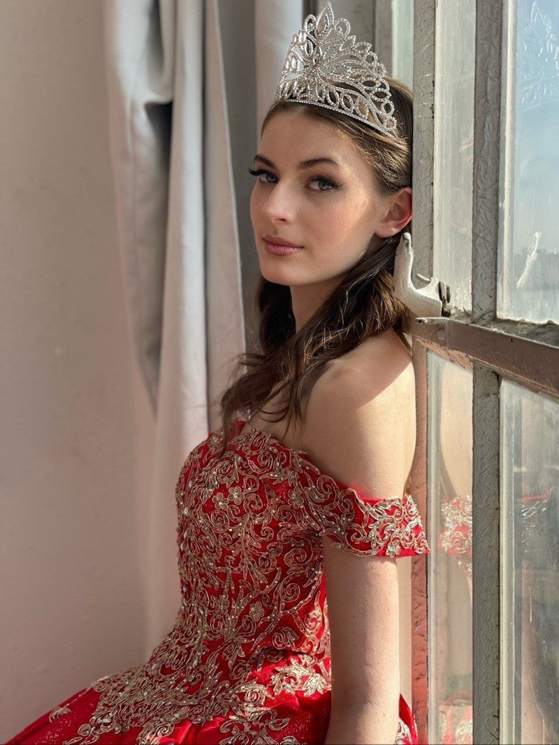 Vestido de baile com aplicações e ombros à mostra de Calla KY72838