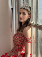 Vestido de baile com aplicações e ombros à mostra de Calla KY72838