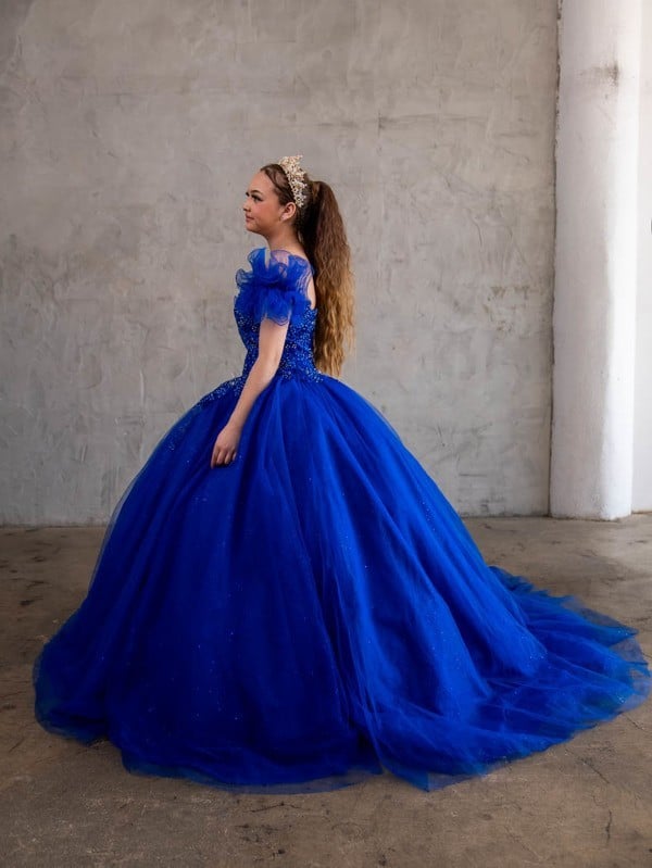 Vestido de baile com capa e ombros à mostra da marca Calla SCL30010