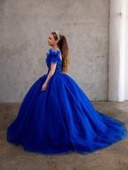 Vestido de baile com capa e ombros à mostra da marca Calla SCL30010