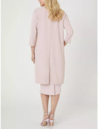 Vestido de duas peças para mãe da noiva, convidada de casamento, elegante, pequeno, decote em joia, comprimento até ao joelho, chiffon elástico, manga 3/4, com racha frontal franzida, cor sólida