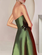 Zweiteiliges A-Linien-Kleid für die Mutter der Braut, formelle Hochzeitsgastparty, elegantes trägerloses, knielanges Charmeuse-Kleid mit Pailletten und ärmellosen Schals mit Perlenapplikationen