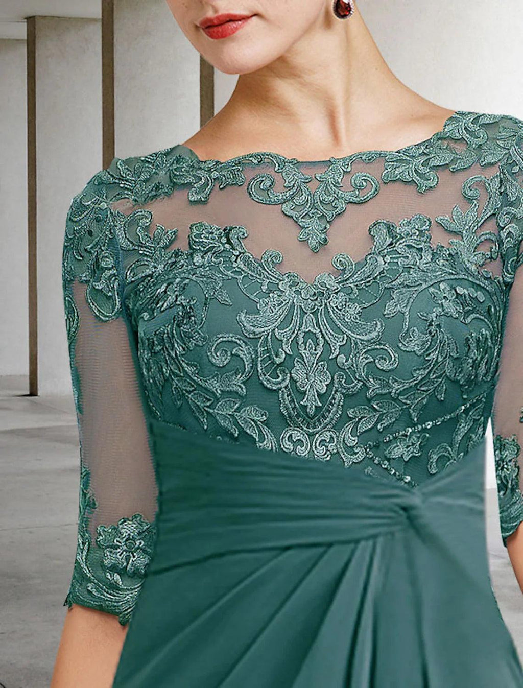 Vestido de mãe da noiva com bainha/coluna, vestidos para convidadas de casamento no outono, tamanho grande, elegante, decote em joia, comprimento até ao chão, chiffon, renda, manga curta com aplicações, drapeado lateral