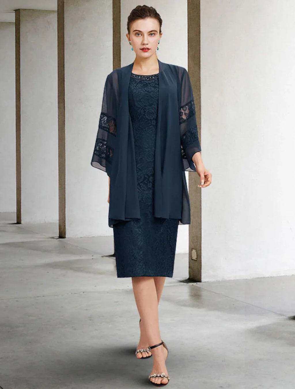 Vestido de mãe da noiva de duas peças, estilo coluna, plus size, elegante, decote em joia, comprimento até ao joelho, chiffon, renda, sem mangas, com aplicações de missangas, outono