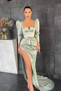 Vestido de Satén para Baile de Graduación con Mangas Largas, Escote de Corazón y Cola de Sirena en Color Verde Salvia Polvoriento con Abertura