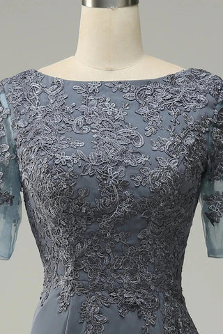 Kleid für die Brautmutter aus Satin mit Applikationen