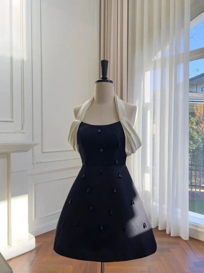 Elegantes Schwarzes Trägerkleid Satin Perlenbesetztes A-Linien Homecoming-Kleid Kurzes Partykleid Y8575
