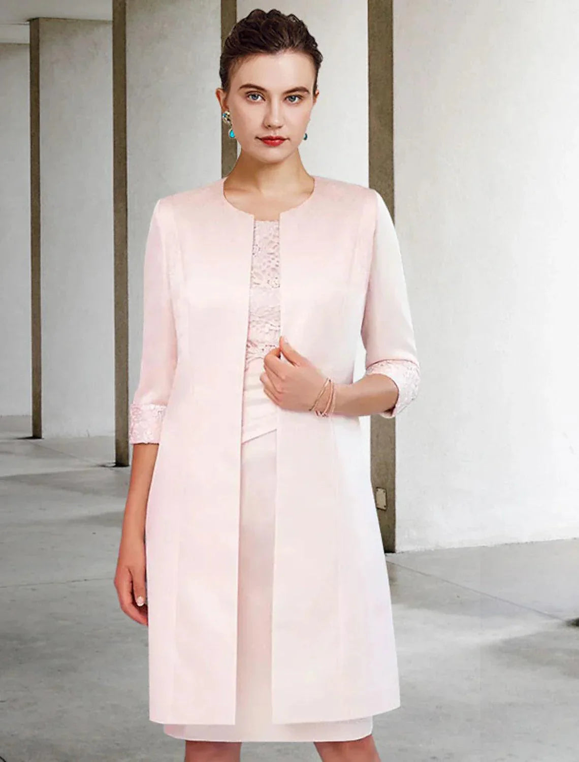 Vestido de mãe da noiva de duas peças com bainha/coluna, elegante, para igreja, com decote em joia, comprimento até ao joelho, em cetim e renda, com meia manga e drapeado lateral