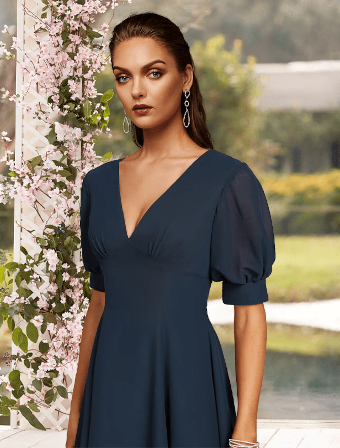 Vestido de mãe da noiva com bainha/coluna, minimalista, elegante, decote em V, comprimento médio, cetim, manga curta com franzido, cor sólida