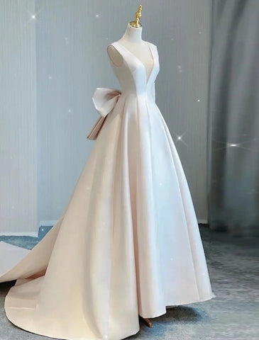 Saal Lässige Brautkleider Hofschleppe Etui-Linie Ärmellos V-Ausschnitt Satin Mit Schleife(n) Falten