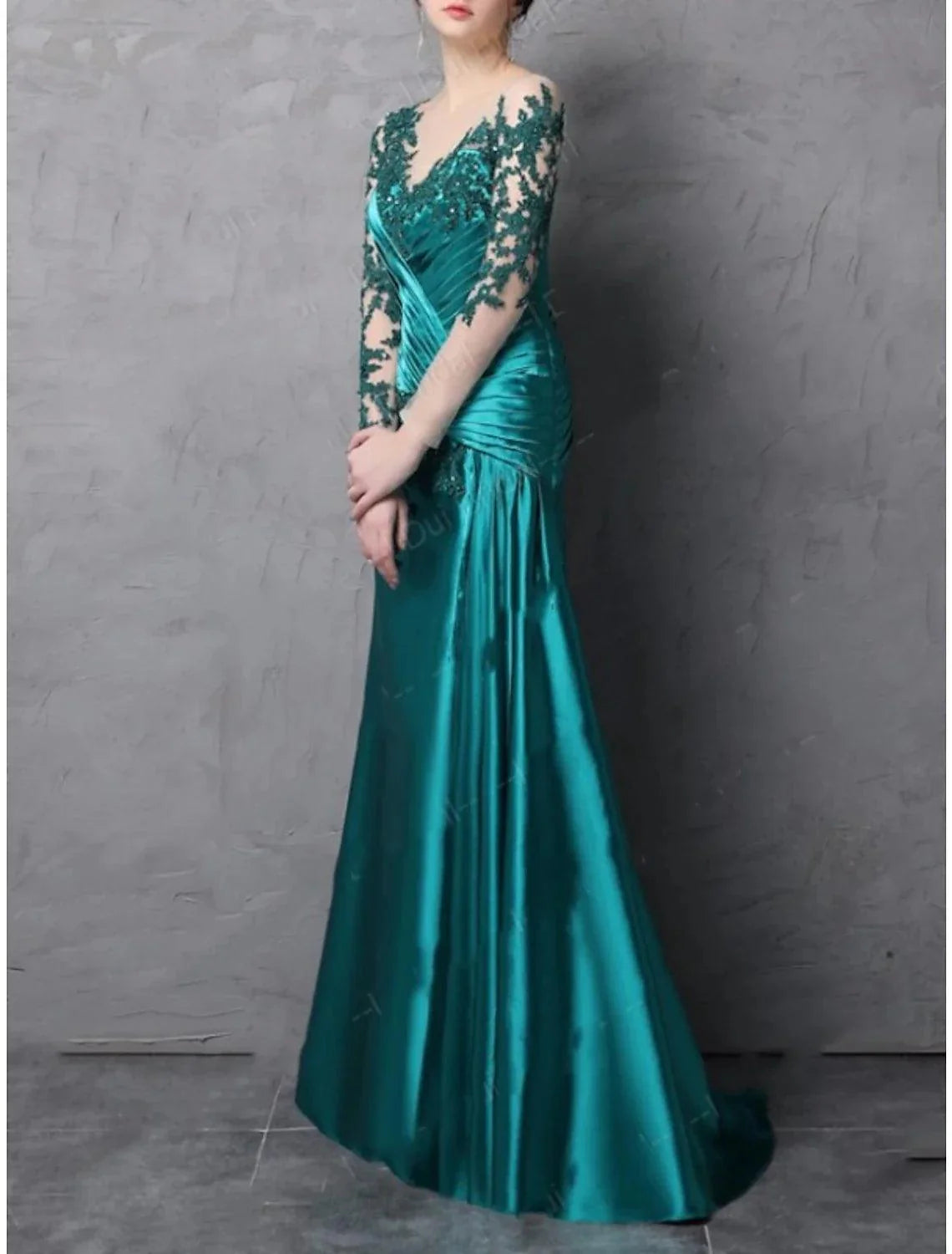 Vestido de mãe da noiva estilo tubo/coluna, vintage, elegante, decote ilusão, cauda comprida, renda, charmeuse, manga comprida, com aplicações, franzido