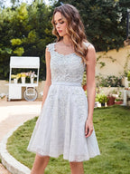 Elegantes A-Linien-Ausschnitt ärmelloses Spitzen-Abschlussballkleid