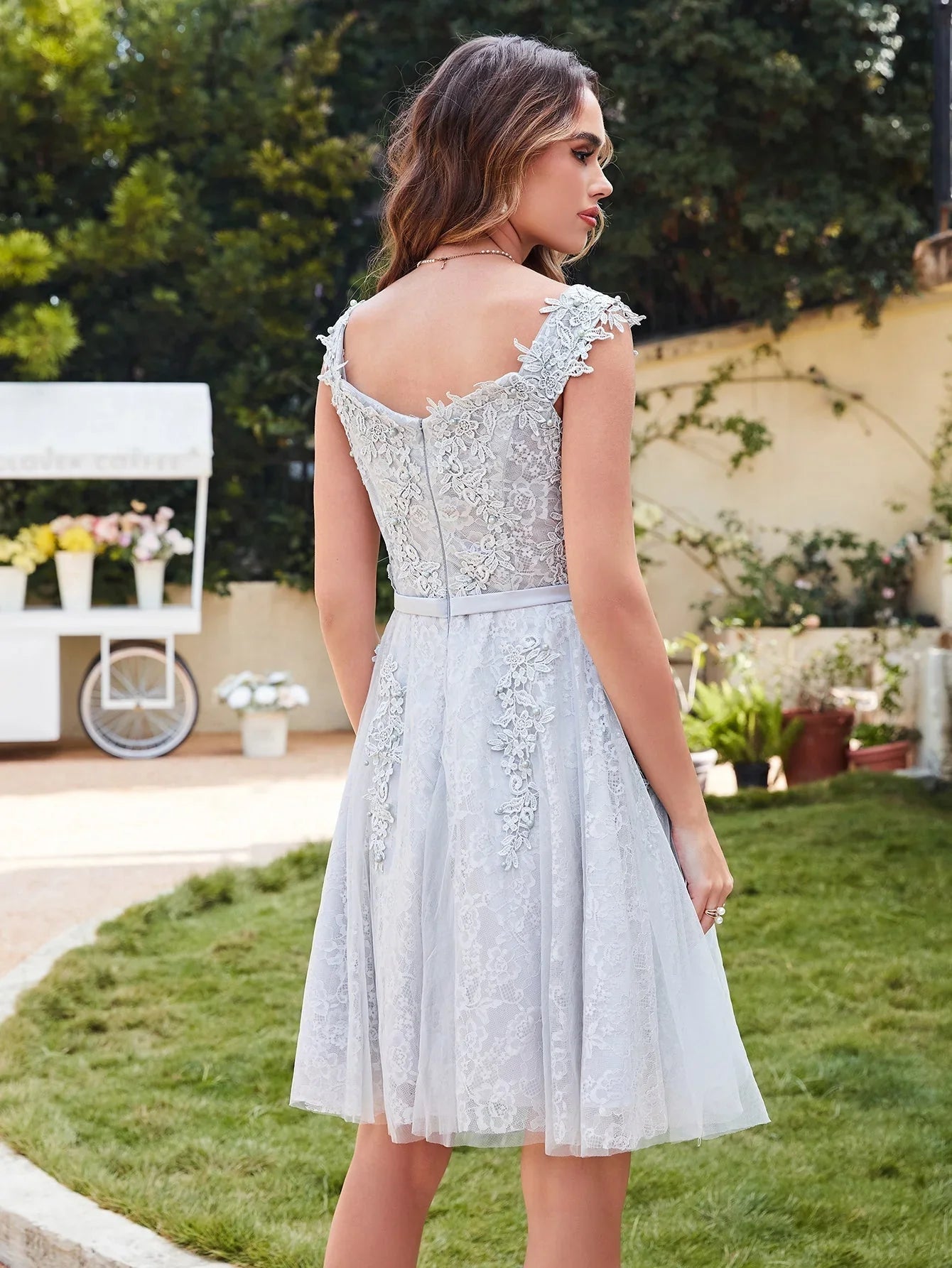 Elegantes A-Linien-Ausschnitt ärmelloses Spitzen-Abschlussballkleid