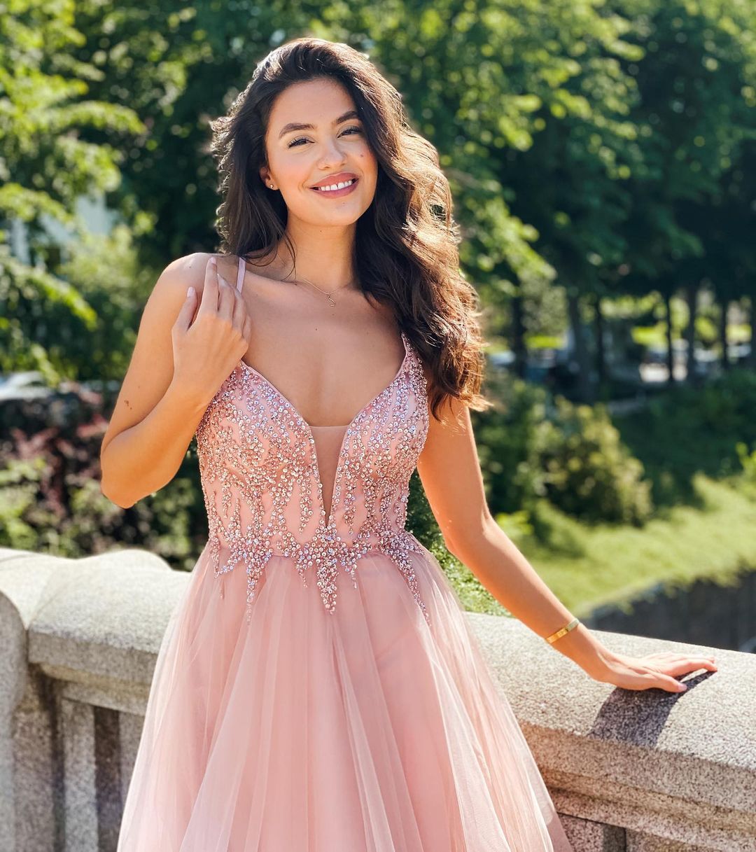 Elegantes A-Linie V-Ausschnitt Perlenbesetztes Tüll Langes Ballkleid Rückenfrei