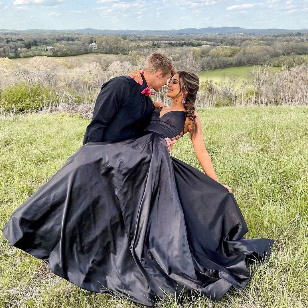 Elegantes schwarzes langes Ballkleid in A-Linie mit V-Ausschnitt und Taschen