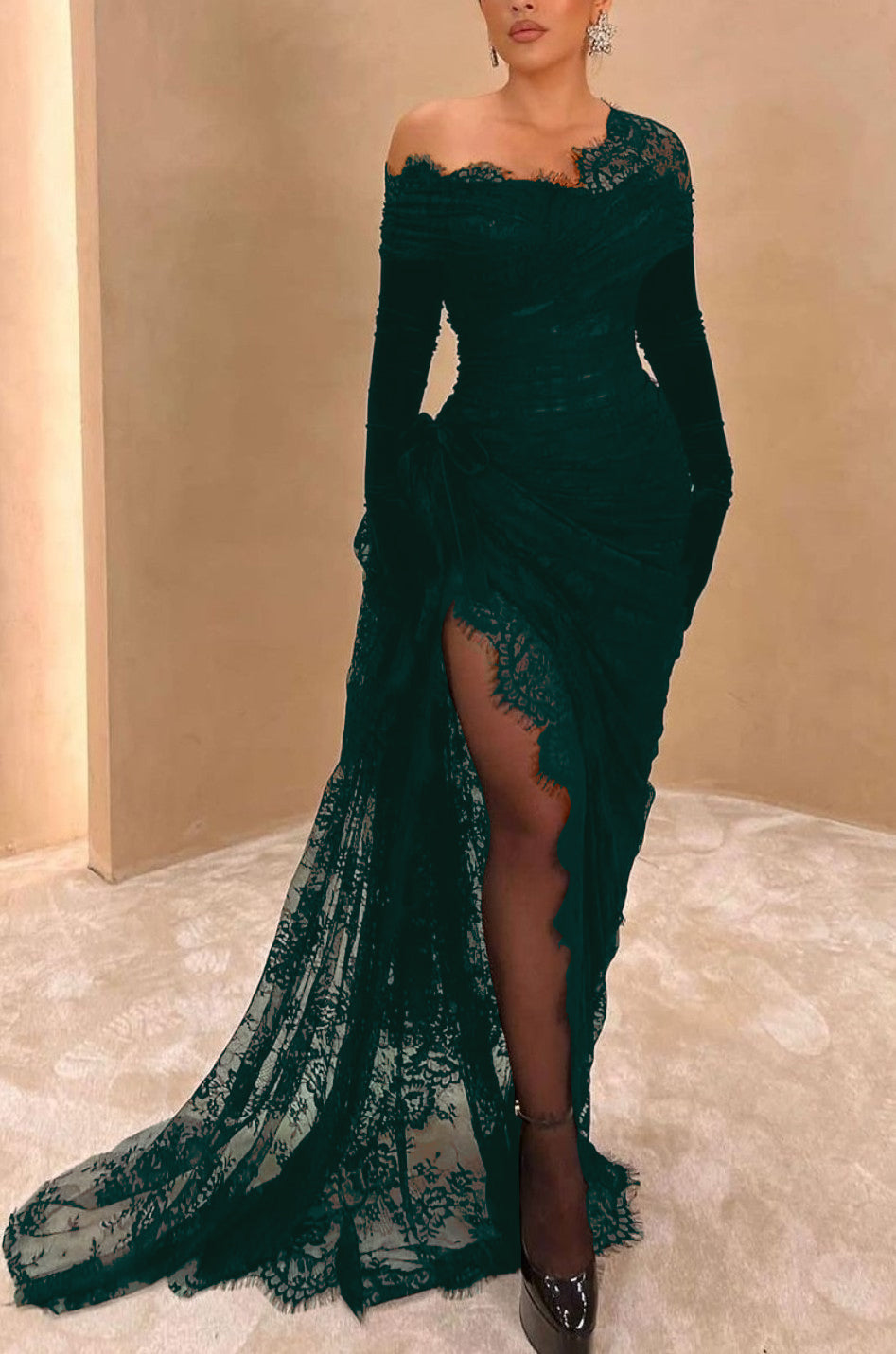 Elegante vestido de noite verde escuro com mangas compridas, sereia, renda, racha alta e luvas