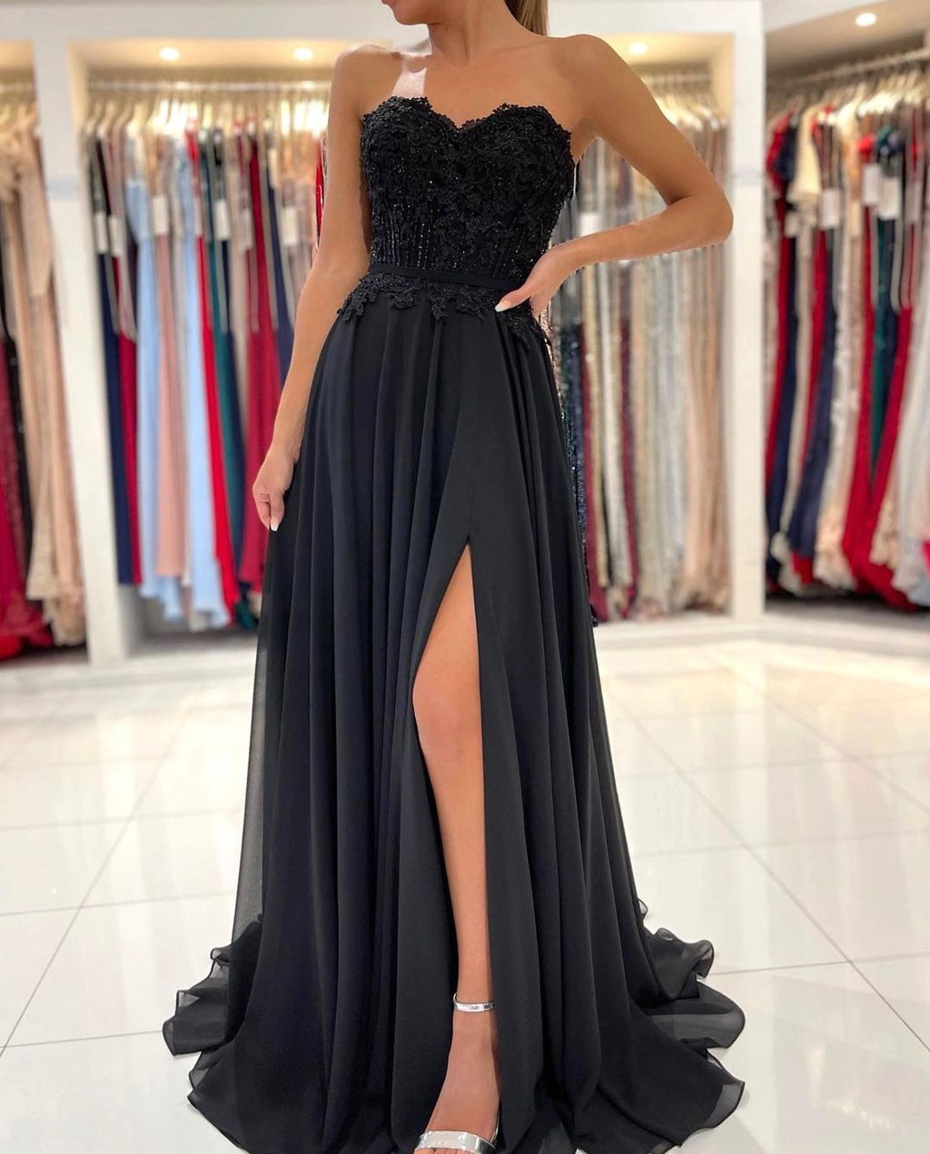 Elegantes schwarzes langes A-Linien-Ballkleid aus Chiffon mit Herzausschnitt und Schlitz