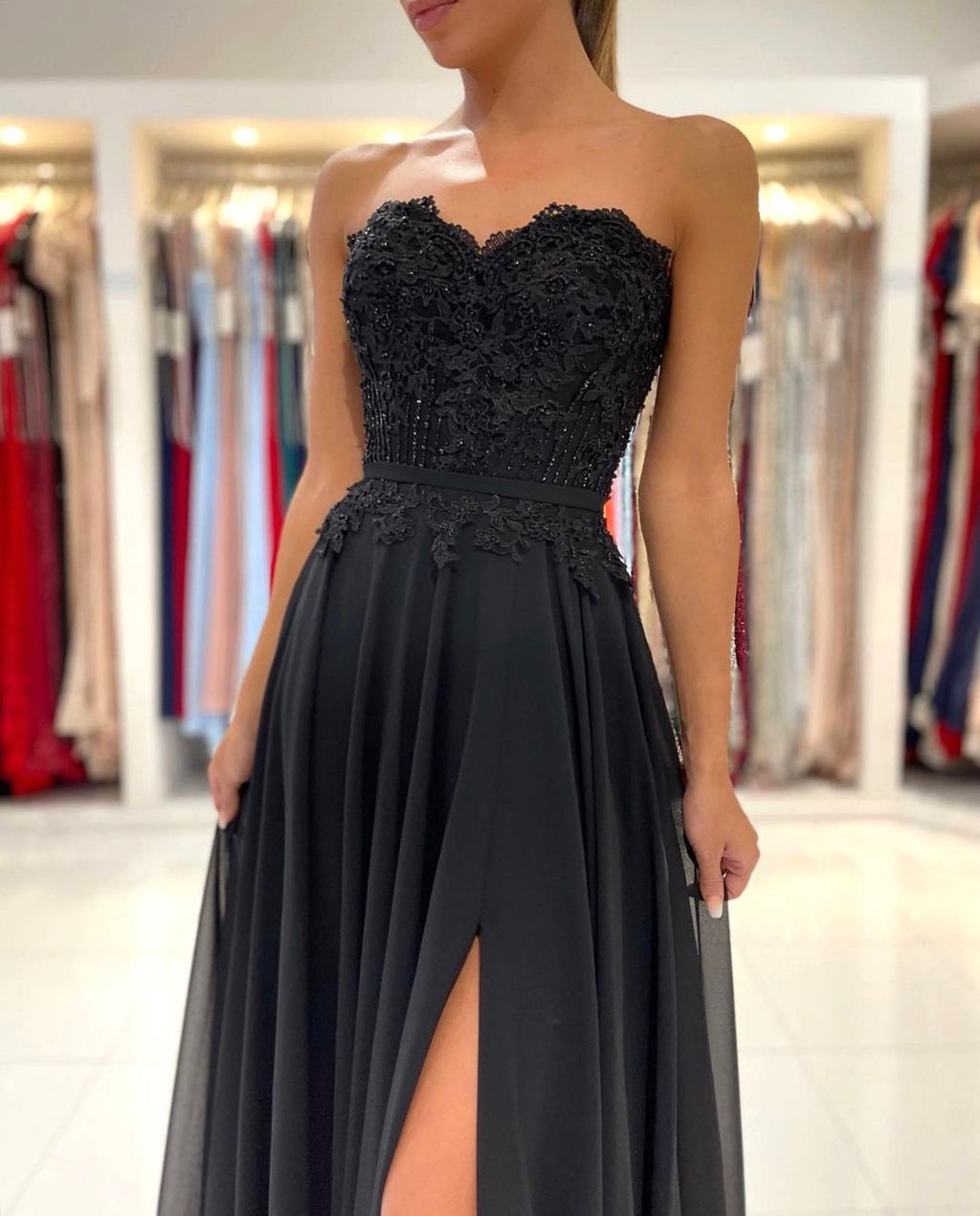 Elegantes schwarzes langes A-Linien-Ballkleid aus Chiffon mit Herzausschnitt und Schlitz