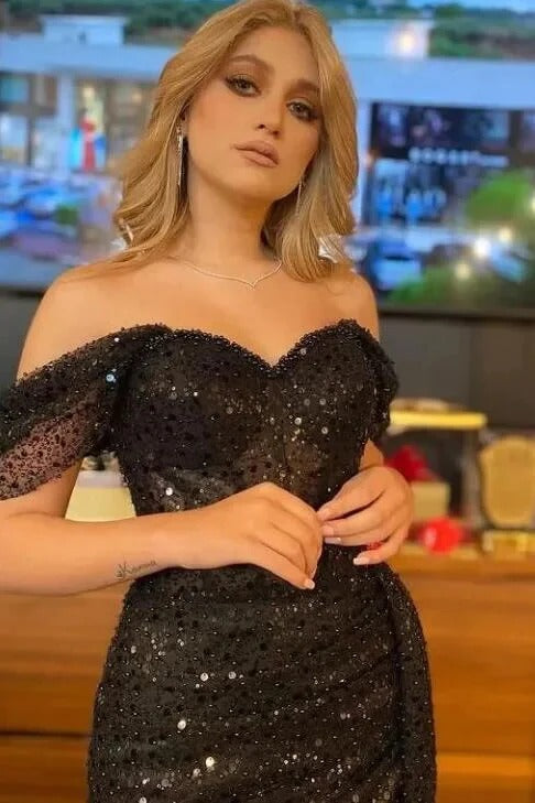 Elegante vestido de baile formal preto comprido, sereia, ombro descoberto, lantejoulas e racha