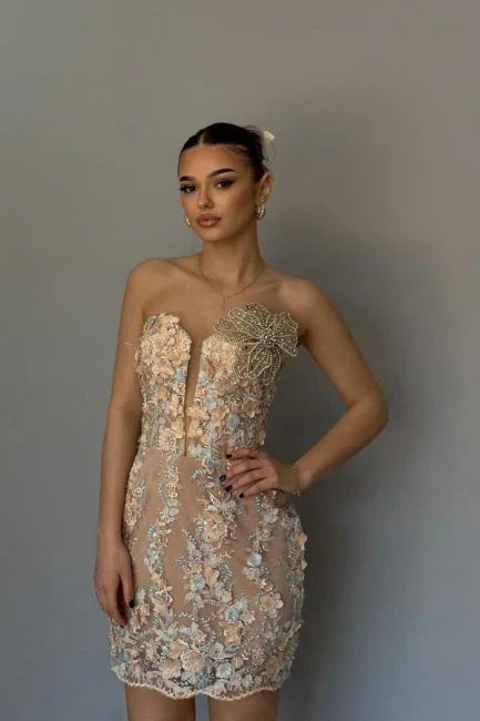 Vestido de Baile Corto Sin Mangas con Encaje y Aplicaciones en Columna Elegante
