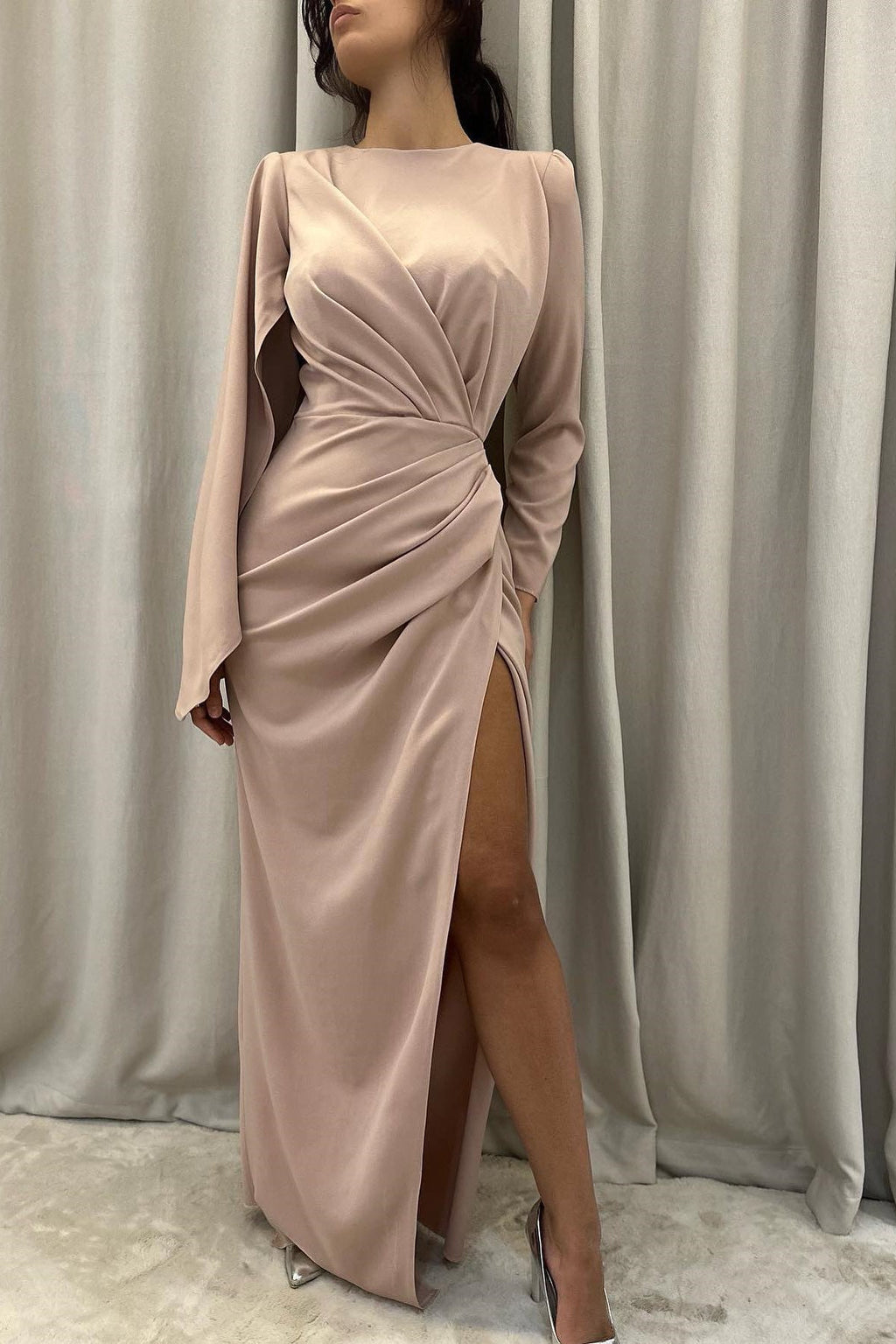 Elegantes bodenlanges Ballkleid mit langen Ärmeln und Schlitz