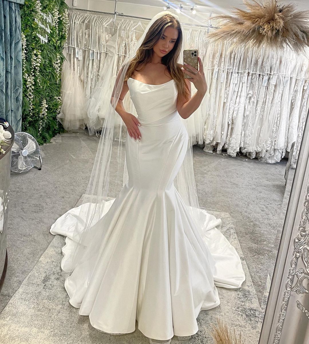 Elegant Bodenloses Ärmelloses Meerjungfrau Satin Brautkleid mit Rüschen