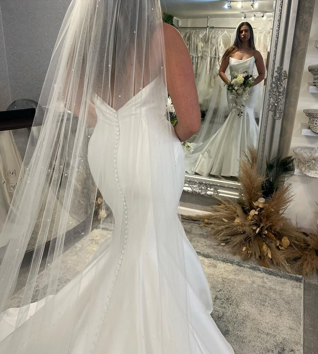 Elegant Bodenloses Ärmelloses Meerjungfrau Satin Brautkleid mit Rüschen