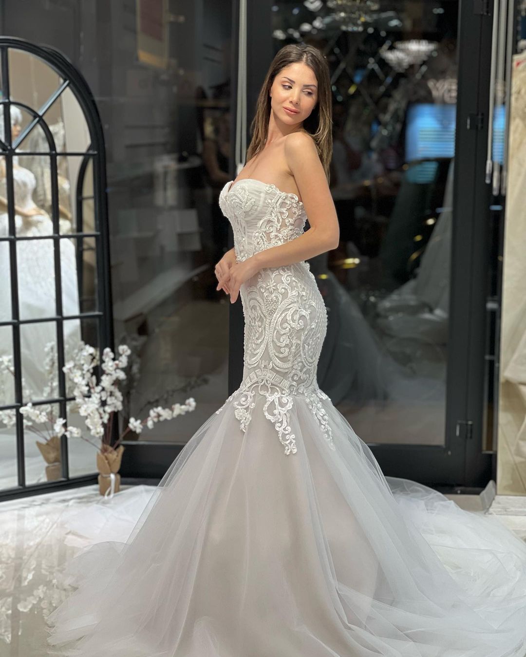 Elegant Bodenlanges Sweetheart Ärmelloses Meerjungfrau Spitzen Brautkleid mit Applikationen