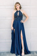 Elegantes Neckholder-Ballkleid mit Perlenbesatz in Marineblau mit Schlitz PG874
