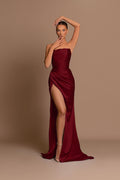 Elegante Vestido de Noche Largo de Sirena en Satén Borgoña Sin Tirantes con Abertura