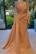Elegante vestido de festa comprido em linha A com folhos em renda e mangas em cetim