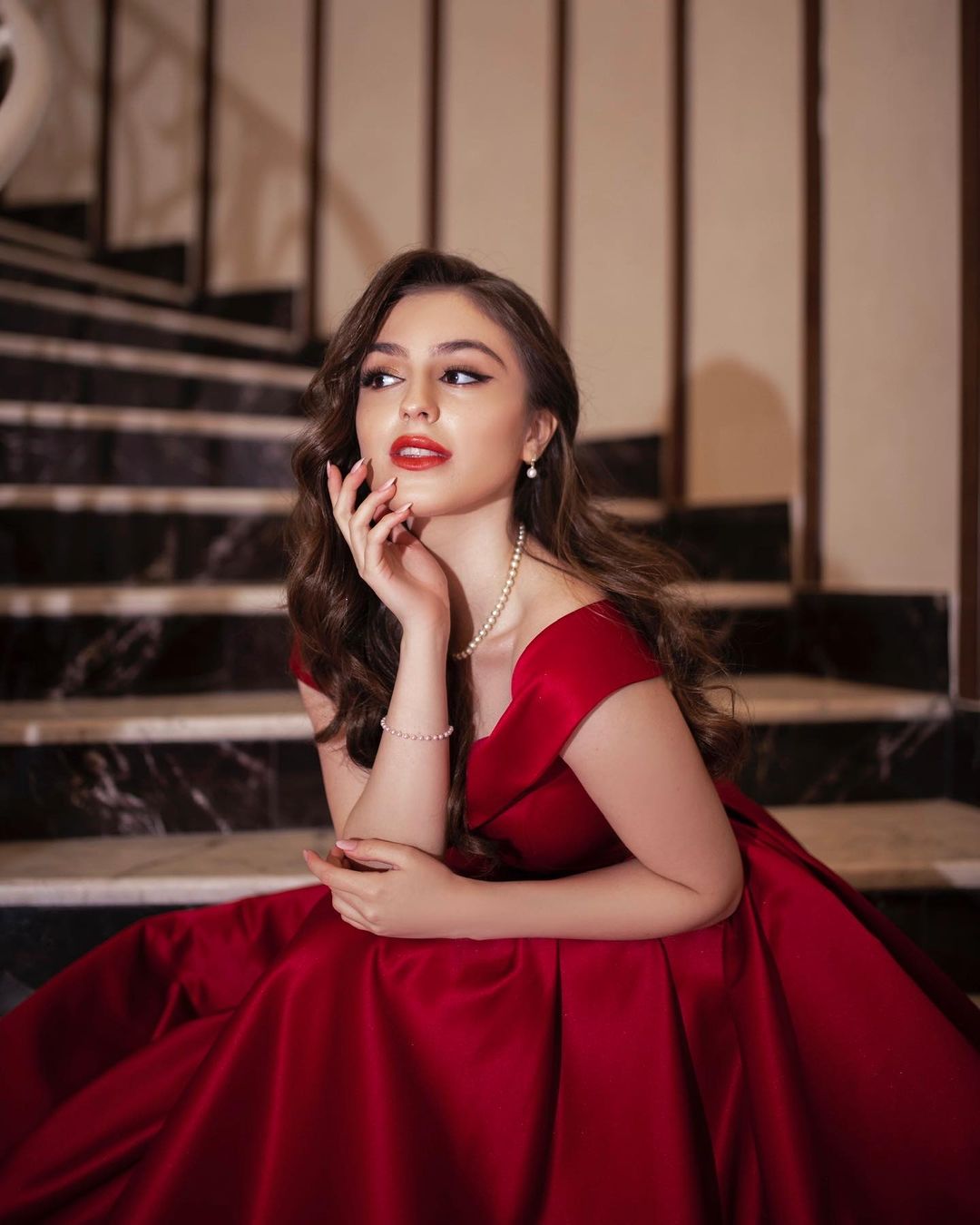 Elegantes langes schulterfreies A-Linien-Ballkleid aus Satin in Rot