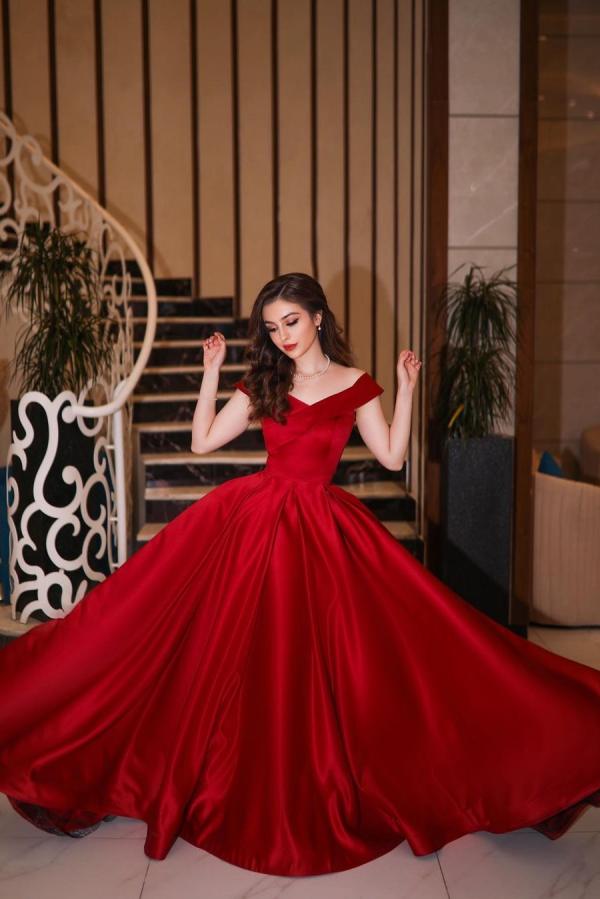 Elegantes langes schulterfreies A-Linien-Ballkleid aus Satin in Rot