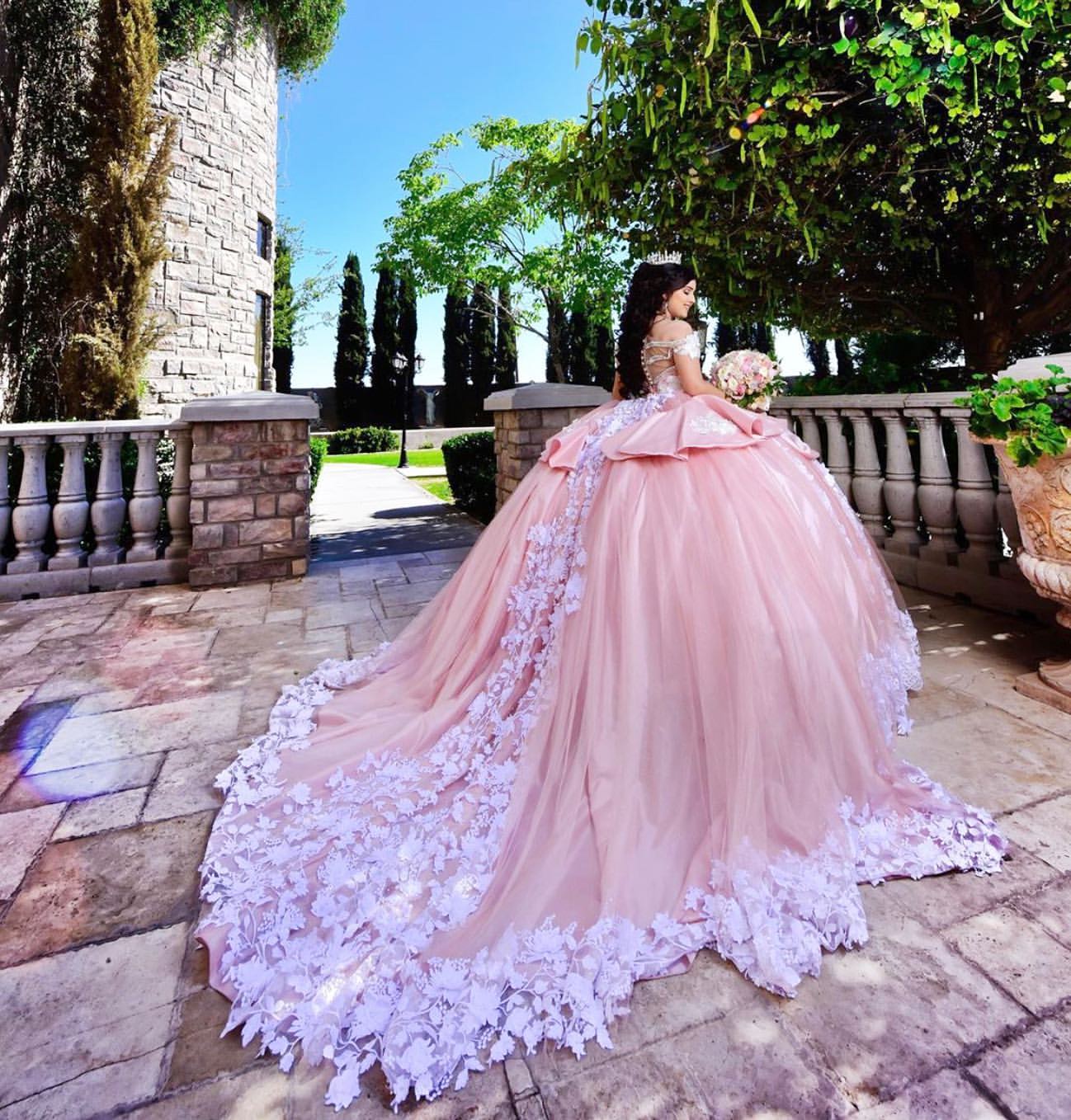 Elegante vestido de baile comprido com ombros à mostra e aplicações de renda e tule para quinceanera