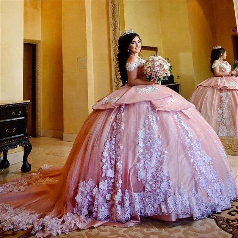 Elegante vestido de baile comprido com ombros à mostra e aplicações de renda e tule para quinceanera