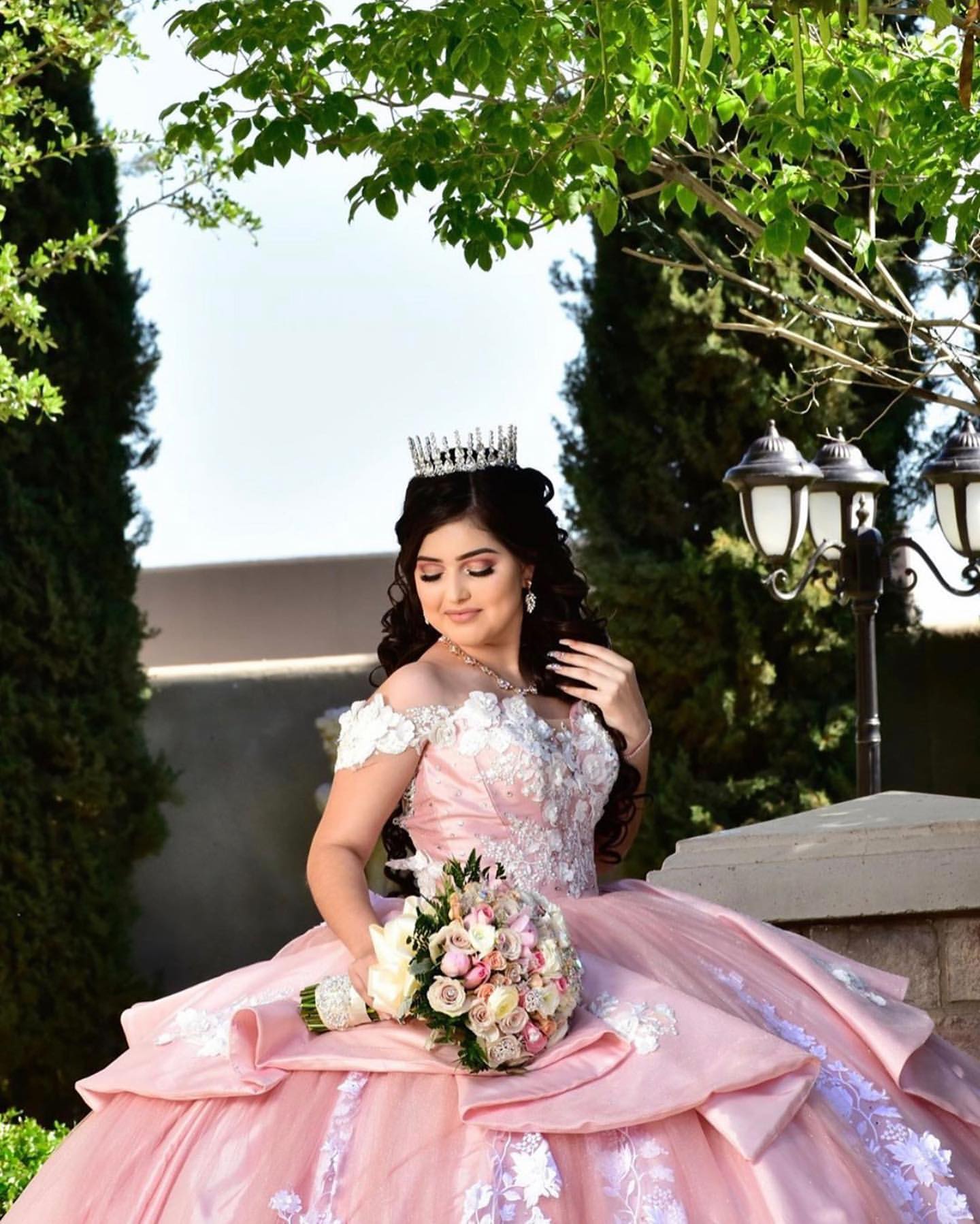 Elegante vestido de baile comprido com ombros à mostra e aplicações de renda e tule para quinceanera