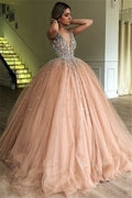 Vestido de baile comprido e elegante com alças e contas em tule