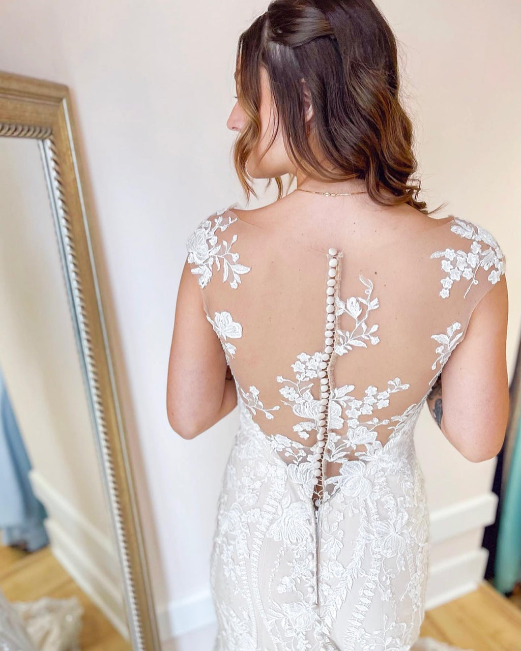 Elegantes langes rückenfreies Meerjungfrau-Brautkleid mit Bootsausschnitt, Applikationen und Spitze