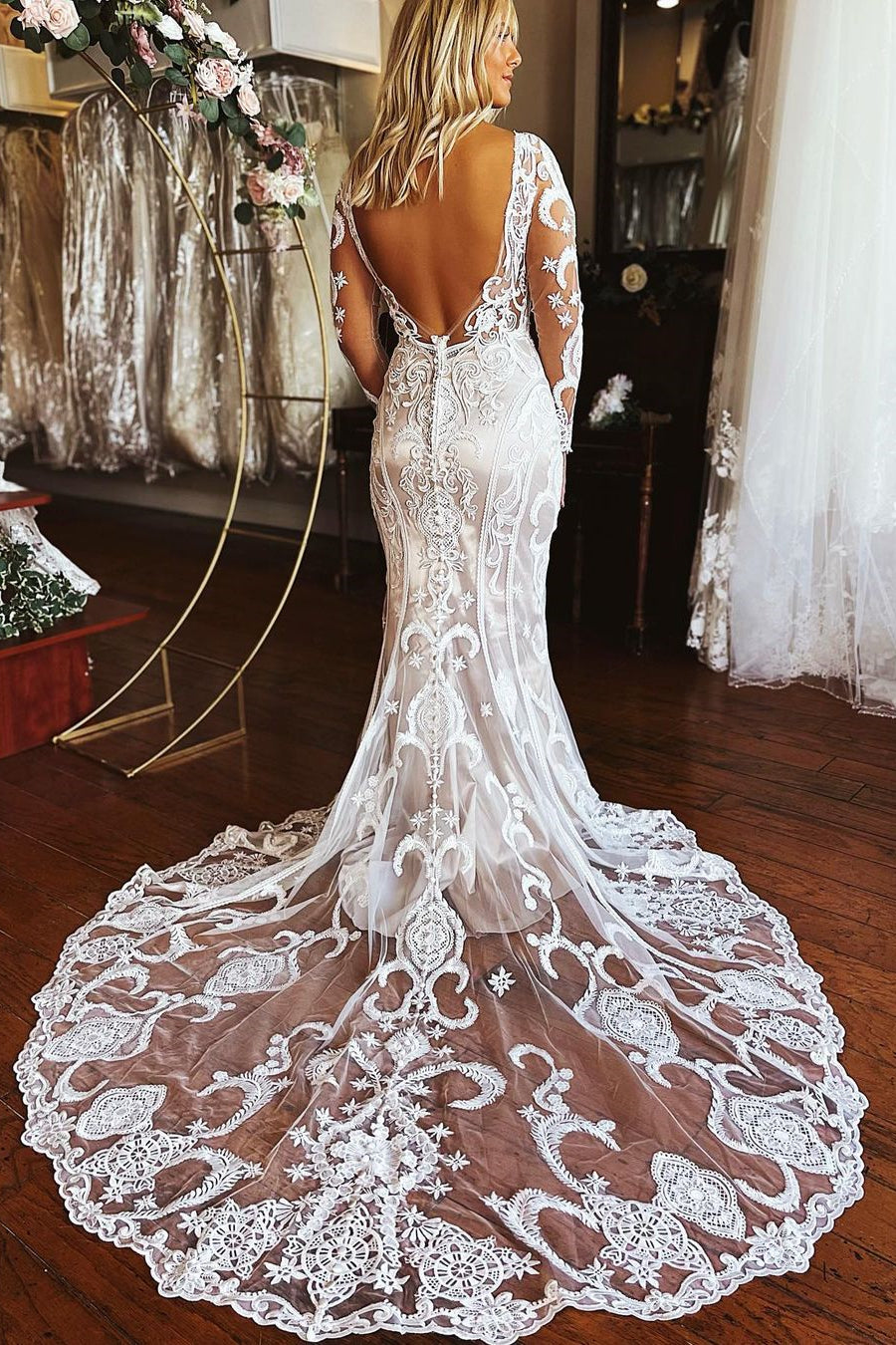 Elegantes langes Meerjungfrau-Spitzenkleid mit langen Ärmeln und Applikationen