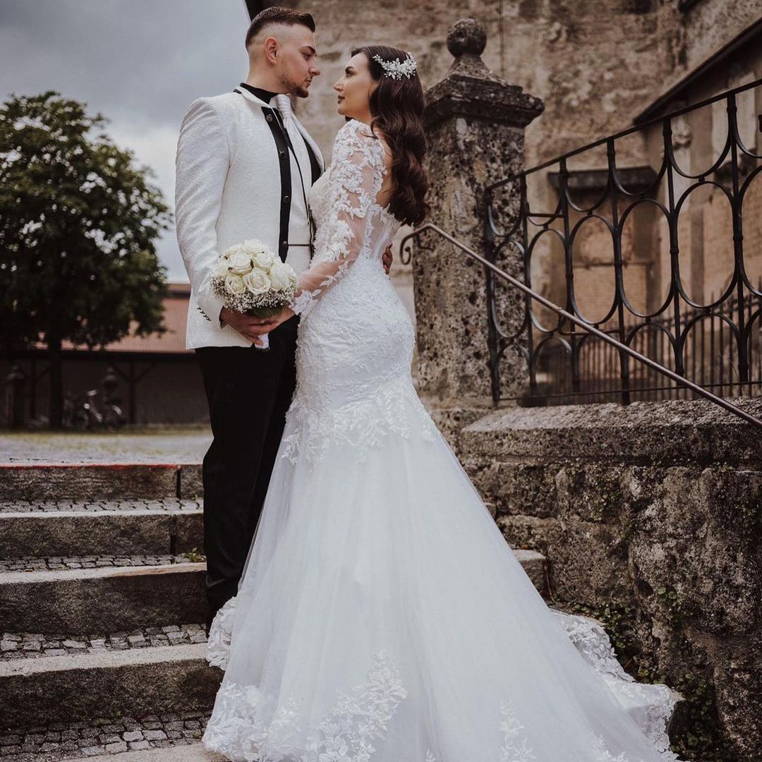 Elegantes langes Meerjungfrau-Spitzenkleid mit offenem Rücken und Ärmeln für die Hochzeit