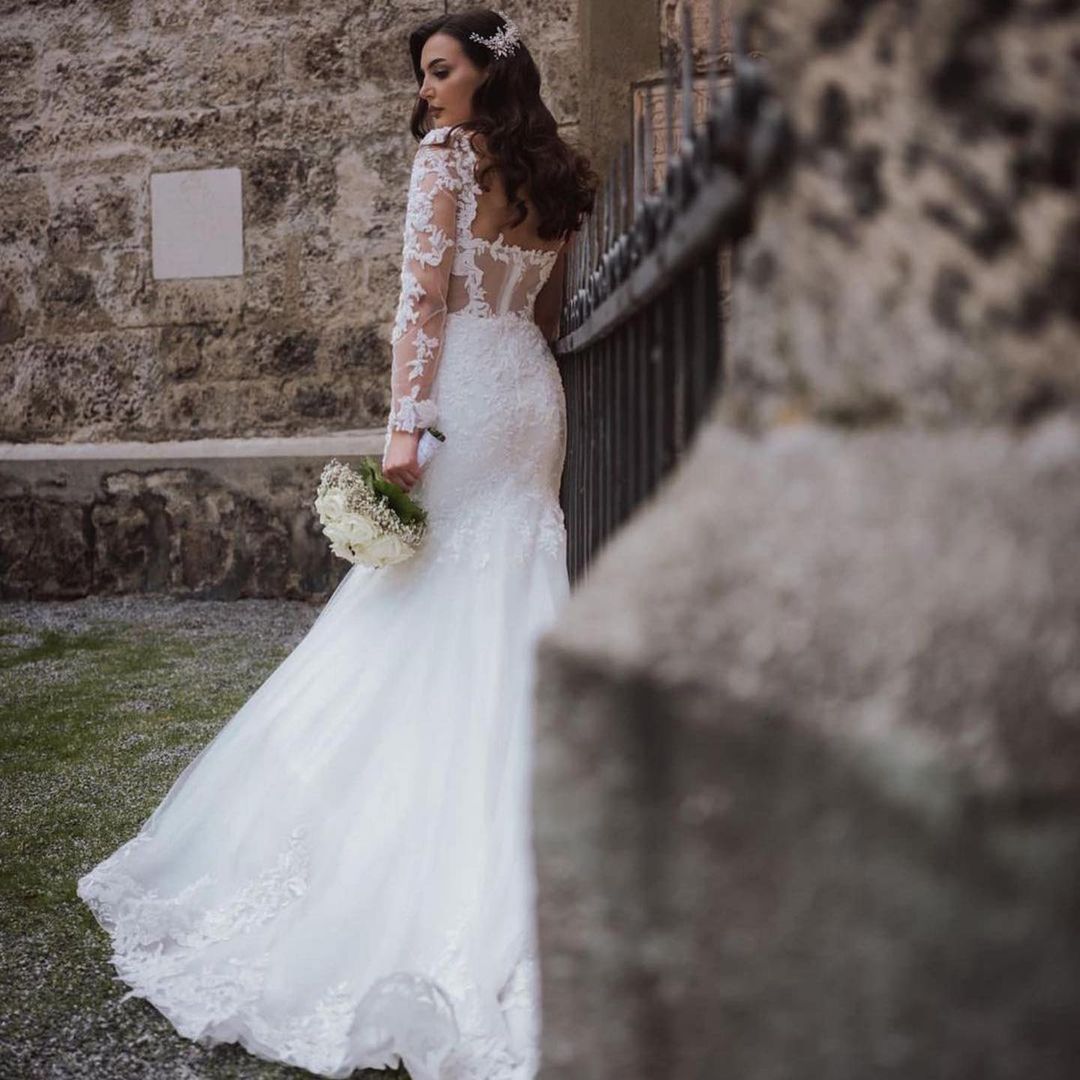 Elegantes langes Meerjungfrau-Spitzenkleid mit offenem Rücken und Ärmeln für die Hochzeit