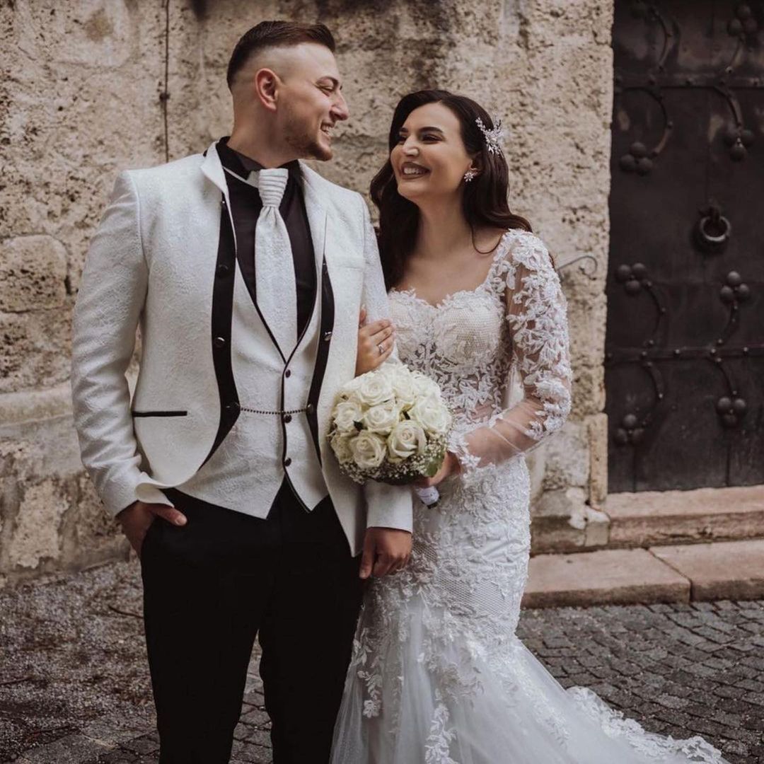 Elegantes langes Meerjungfrau-Spitzenkleid mit offenem Rücken und Ärmeln für die Hochzeit