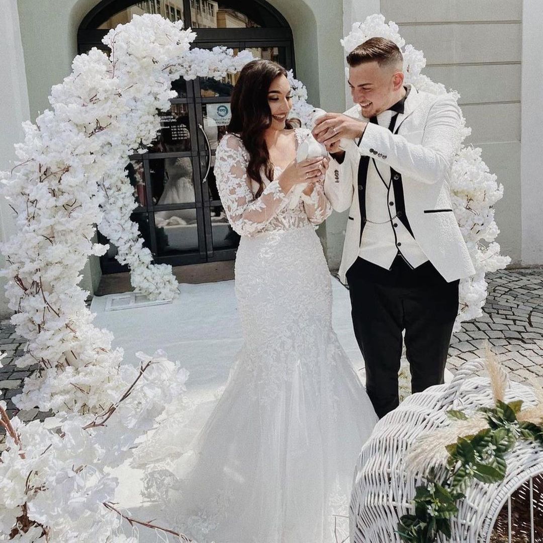 Elegantes langes Meerjungfrau-Spitzenkleid mit offenem Rücken und Ärmeln für die Hochzeit