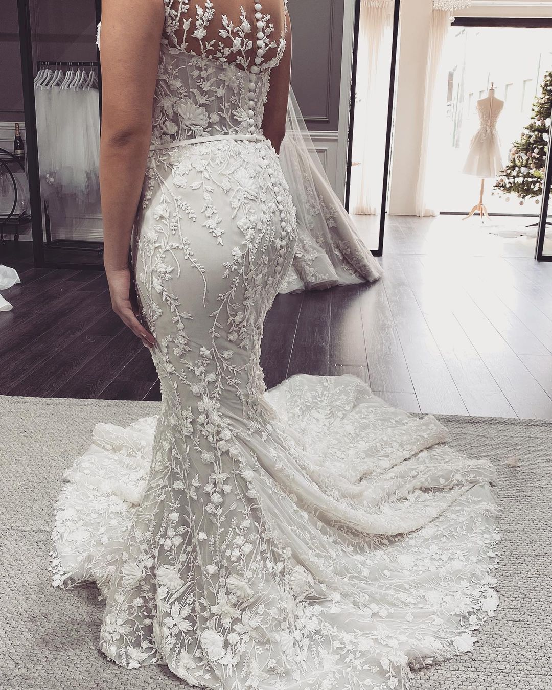 Elegantes langes rückenfreies Meerjungfrau-Brautkleid mit Trägerkleid-Ausschnitt, Applikationen und Spitze