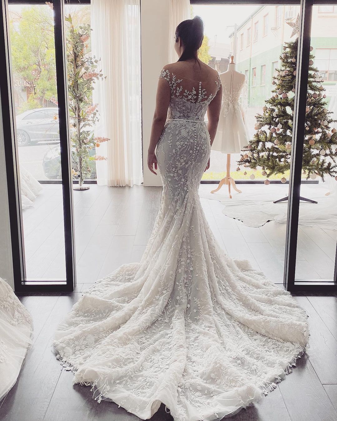 Elegantes langes rückenfreies Meerjungfrau-Brautkleid mit Trägerkleid-Ausschnitt, Applikationen und Spitze