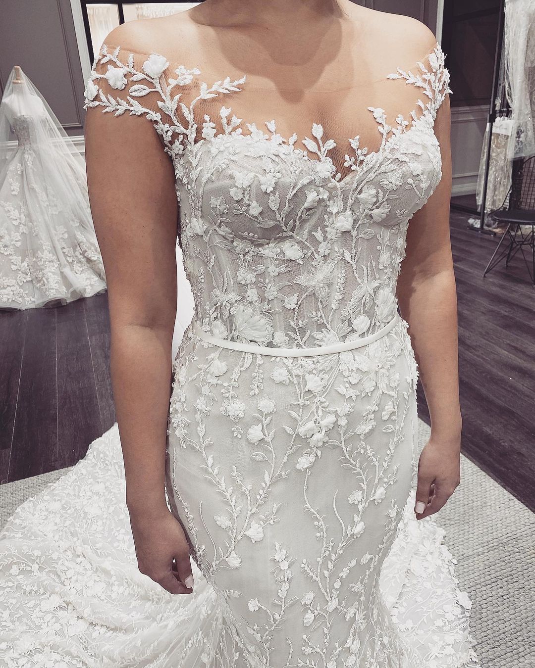 Elegantes langes rückenfreies Meerjungfrau-Brautkleid mit Trägerkleid-Ausschnitt, Applikationen und Spitze